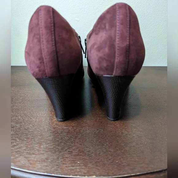 Clarks Artisan Woman's 9M Wine Burgandy Suede Artisan Wedge Shoes Side Zip - Picture 4 of 7